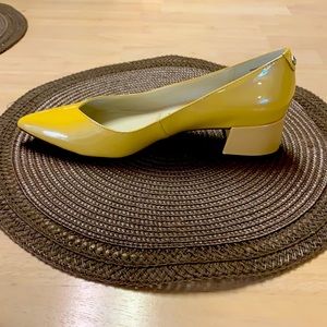 Leather Yellow pumps